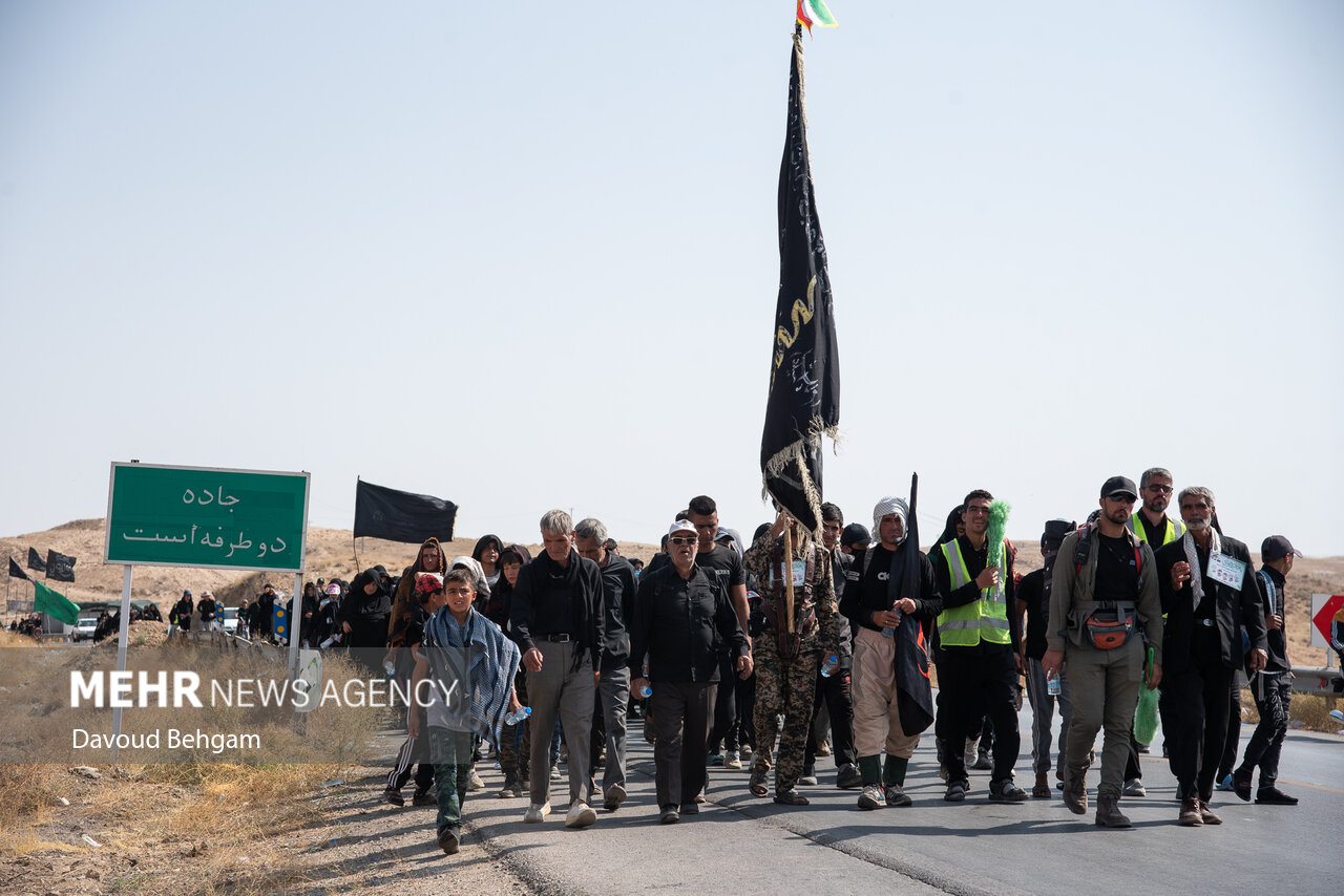 مشهد درسالروز شهادت امام رضا(ع) غرق ماتم/آمده ام ای شاه پناهم بده