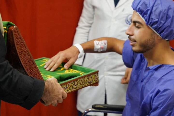 خادم یاران رضوی از بیماران بیمارستان قائم بوشهر عیادت کردند