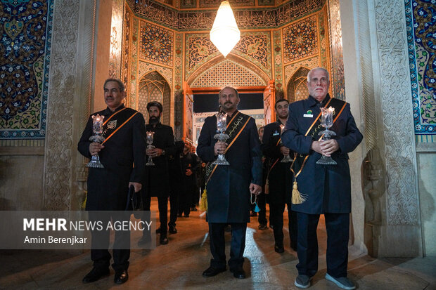 لاله گردانی شب شهادت امام رضا(ع) در شیراز