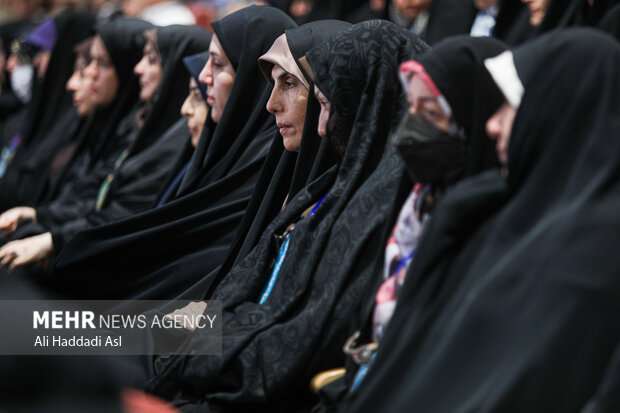 همایش مدیران انقلابی و تمدن ساز مدارس شهر تهران صبح روز یکشنبه ۲۶ شهریور ماه ۱۴۰۲ با حضور حجت الاسلام سید ابراهیم رئیسی، رئیس جمهور و رضا مراد صحرایی وزیر آموزش و پرورش در تالار بزرگ کشور برگزار شد