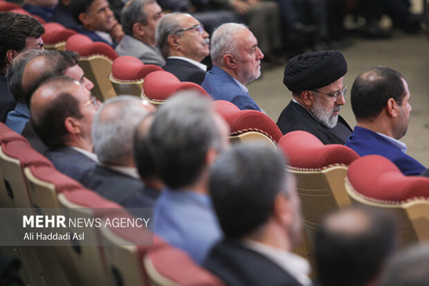 حجت الاسلام سید ابراهیم رئیسی، رئیس جمهور در همایش مدیران انقلابی و تمدن ساز مدارس شهر تهران حضور دارد