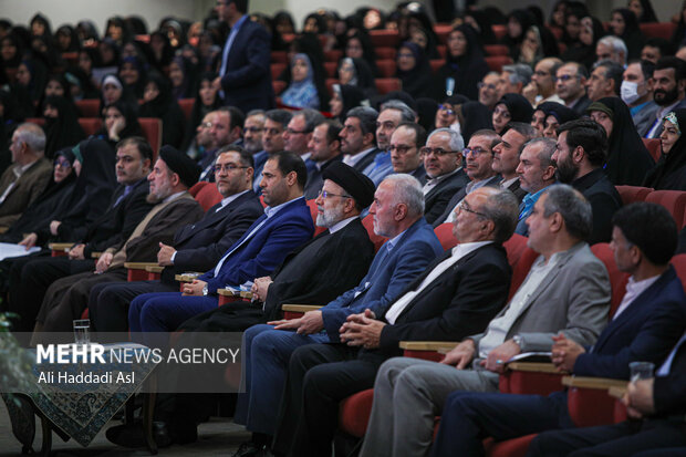 همایش مدیران انقلابی و تمدن ساز مدارس شهر تهران صبح روز یکشنبه ۲۶ شهریور ماه ۱۴۰۲ با حضور حجت الاسلام سید ابراهیم رئیسی، رئیس جمهور و رضا مراد صحرایی وزیر آموزش و پرورش در تالار بزرگ کشور برگزار شد