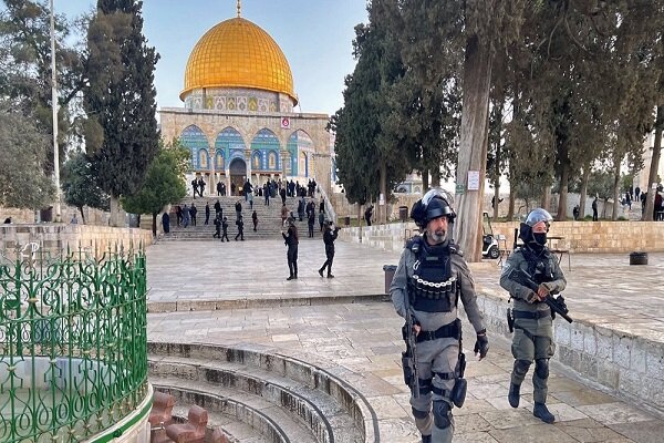 Zionist forces brutally assault Muslims at al-Aqsa Mosque
