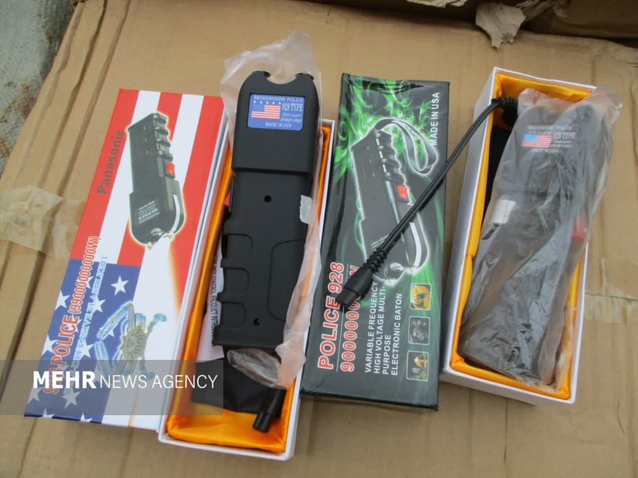 کشف محموله بزرگ سلاح و ابزارآلات آمریکایی ویژه آشوب و اغتشاش