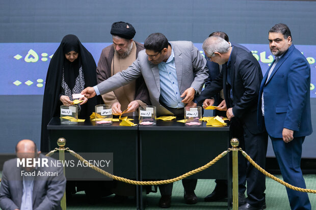 نمایندگان مجلس شورای اسلامی در حال شمارش آرا در جلسه رای اعتماد به وزیر پیشنهادی ورزش و جوانان هستند