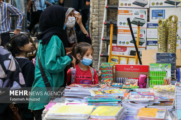 با نزدیک شدن به سال تحصیلی جدید حال و هوای بازار خرید لوازم التحریر در تهران داغ است و خانواده‌هایی که قرار است فرزندانشان را به مدرسه بفرستند، به مراکز خرید لوازم‌التحریر رفته و وسایل مورد نیاز را تهیه می‌کنند
