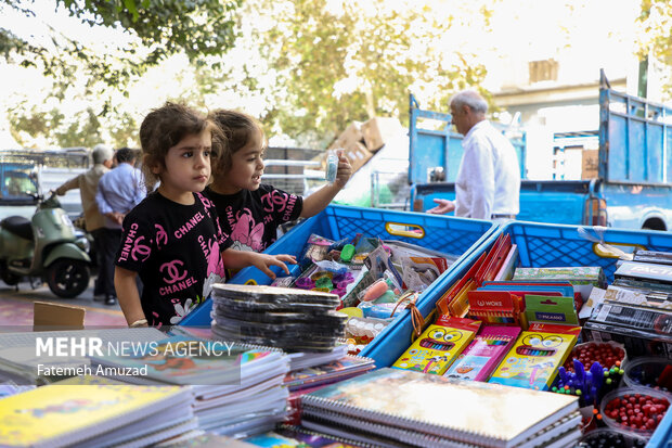 با نزدیک شدن به سال تحصیلی جدید حال و هوای بازار خرید لوازم التحریر در تهران داغ است و خانواده‌هایی که قرار است فرزندانشان را به مدرسه بفرستند، به مراکز خرید لوازم‌التحریر رفته و وسایل مورد نیاز را تهیه می‌کنند