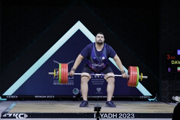 علی داوودی: امیدوارم مسئولان در سال ۴۰۴ کنار ما باشند نه مقابلمان!