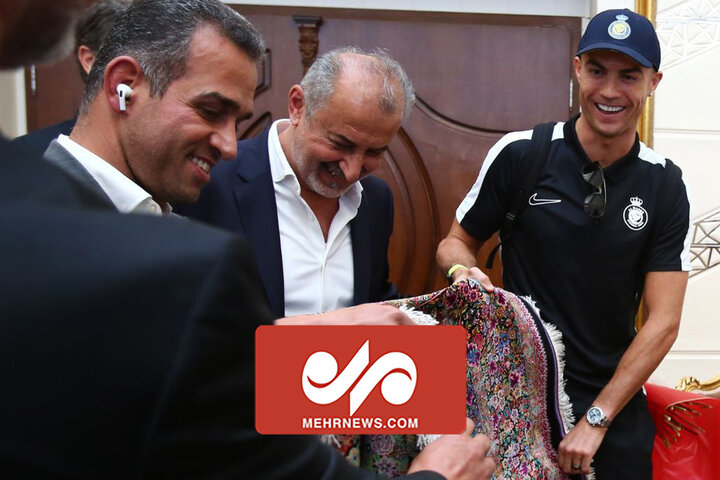بالفيدئو....رئيس نادي برسبوليس يهدي السجاد الايراني الفاخر لـ"رونالدو"