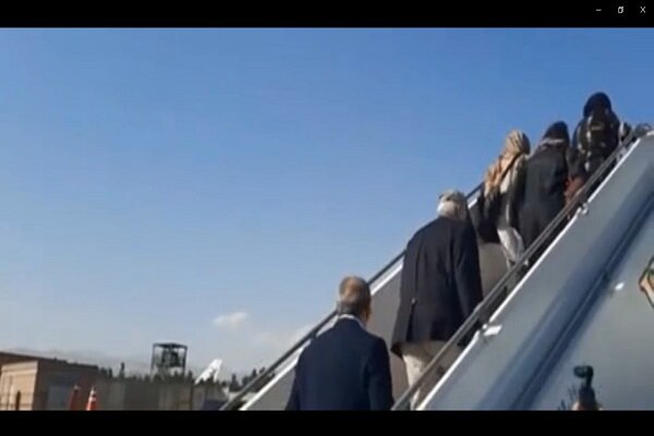بالفيدئو.... لحظة ركوب السجناء الأمريكيين على متن الطائرة لمغادرة إيران إلى قطر
