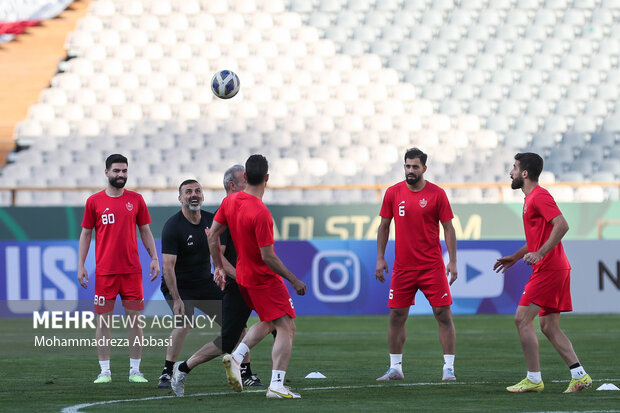 سید جلال حسینی مربی تیم فوتبال پرسپولیس تهران در تمرین تیم فوتبال پرسپولیس تهران پیش از دیدار برابر النصر عربستان حضور دارد