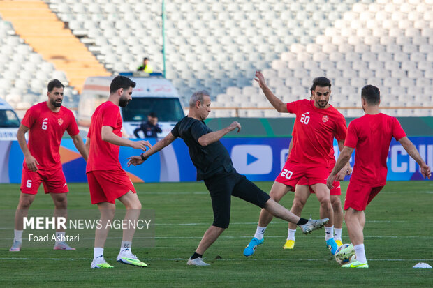 یحیی گل محمدی سرمربی تیم فوتبال پرسپولیس تهران در تمرین تیم فوتبال پرسپولیس تهران پیش از دیدار برابر النصر عربستان حضور دارد