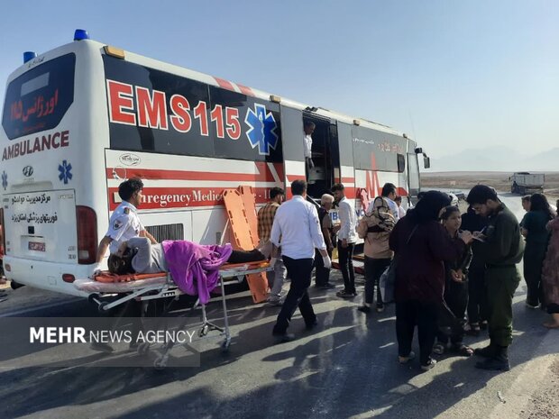 تصاویری از اتوبوس واژگون شده در محور خرانق تصاویری از اتوبوس واژگون شده در محور خرانق