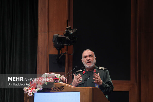 سرلشکر حسین سلامی فرمانده کل سپاه پاسداران انقلاب اسلامی در حال سخنرانی در همایش بین المللی نظم جدید جهانی است