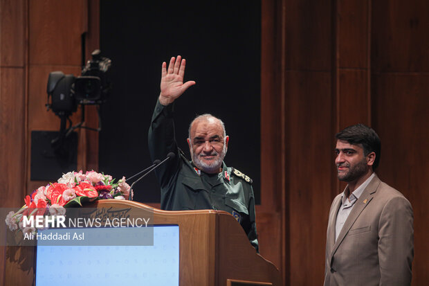 سرلشکر حسین سلامی فرمانده کل سپاه پاسداران انقلاب اسلامی در حال سخنرانی در همایش بین المللی نظم جدید جهانی است