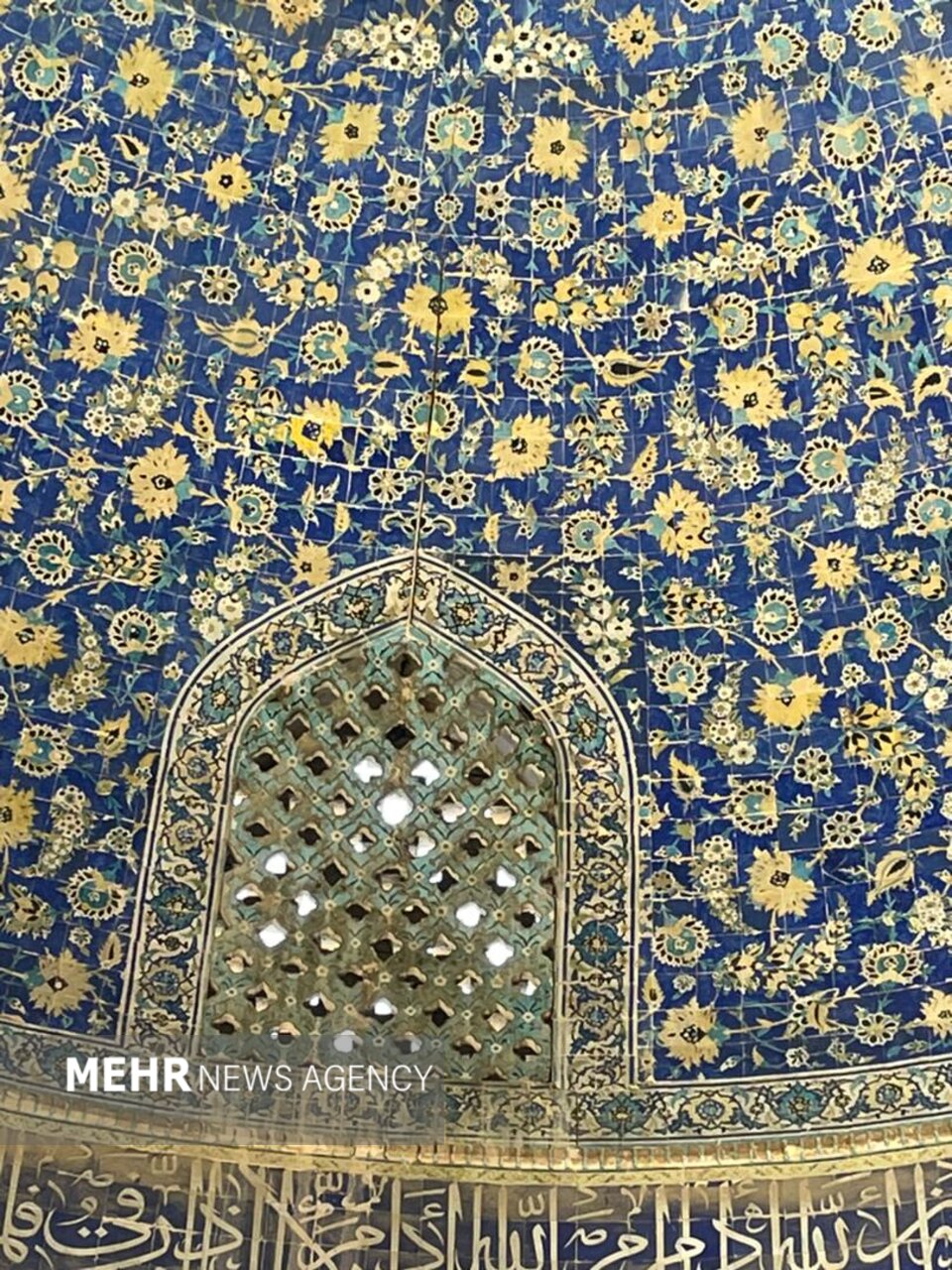 ترک بر گنبد و ستونهای مسجد جامع اصفهان/ نقشجهان فرومینشیند