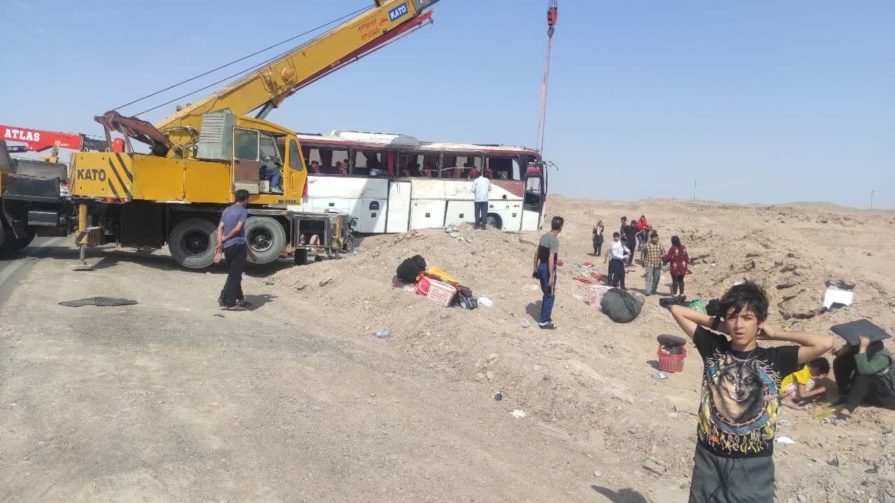 تصاویری از اتوبوس واژگون شده در محور خرانق