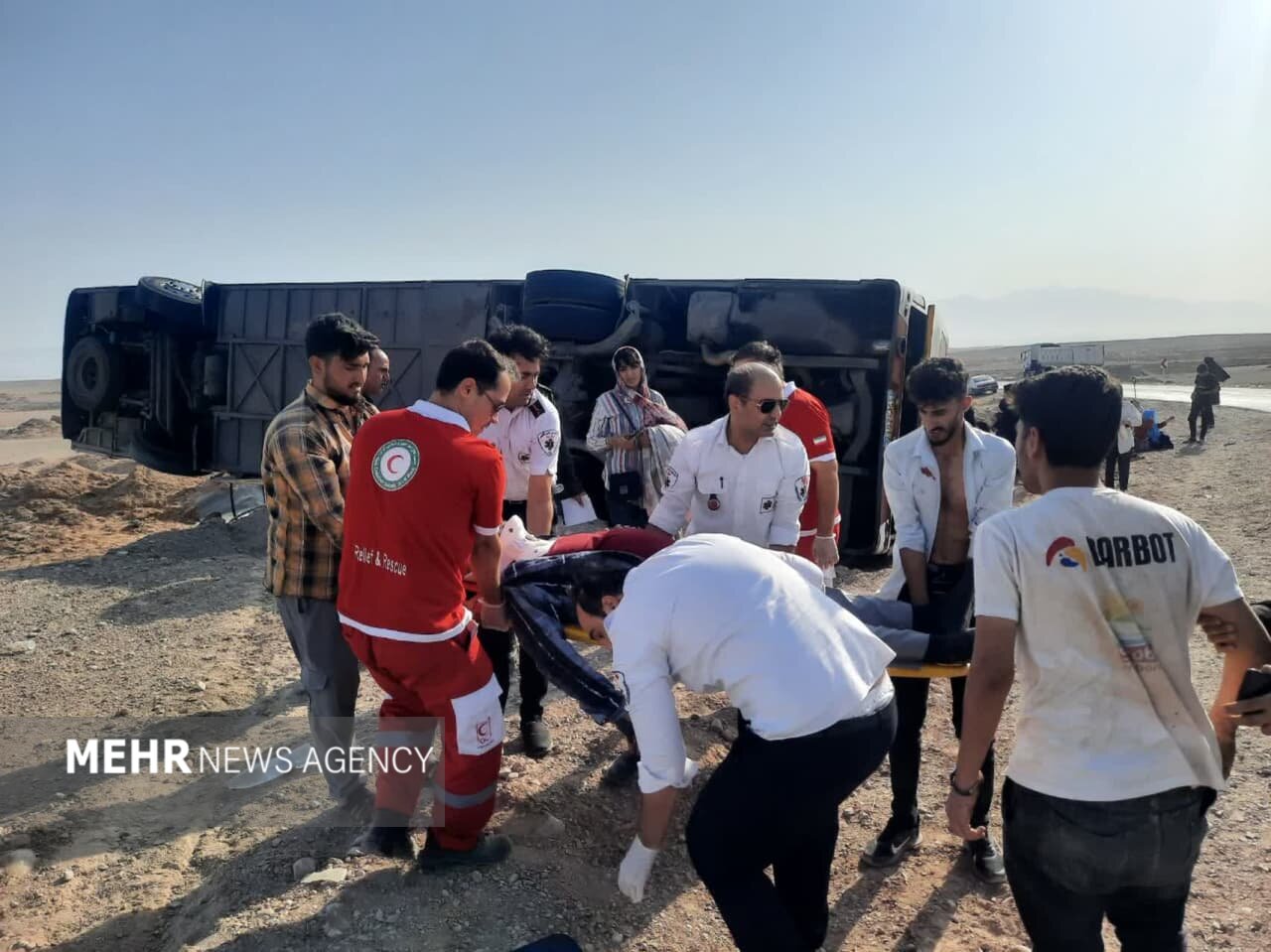 تصاویری از اتوبوس واژگون شده در محور خرانق