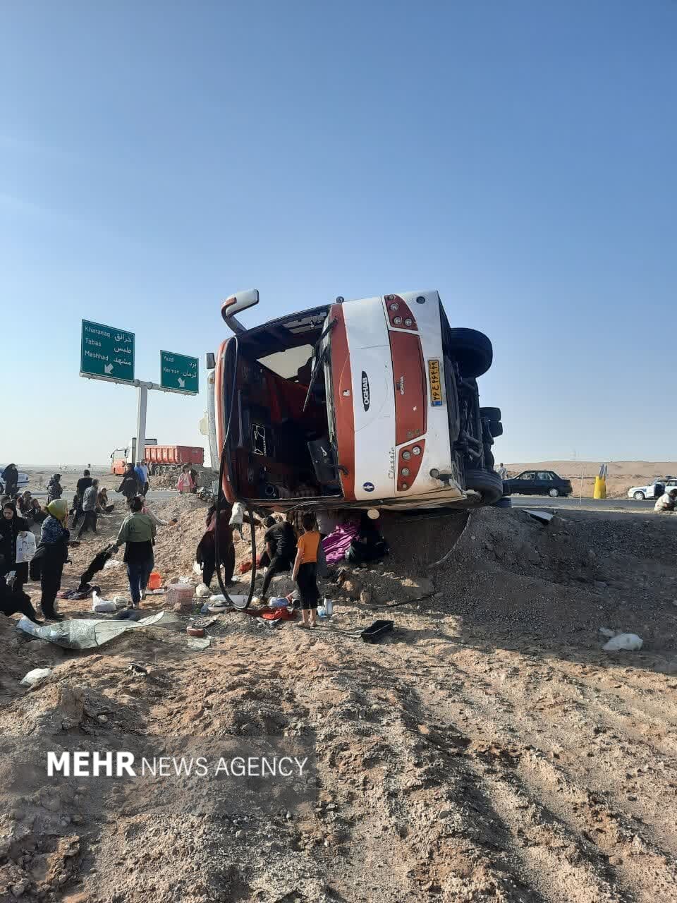 تصاویری از اتوبوس واژگون شده در محور خرانق