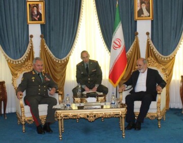أمين المجلس الأعلى للأمن القومي الإيراني يستقبل وزير الدفاع الروسي