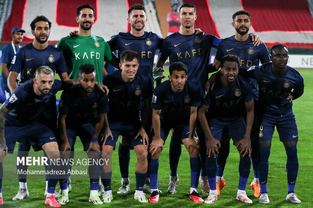 بازیکنان تیم فوتبال النصر عربستان در حال گرفتن عکس یادگاری پیش از دیدار تیم های فوتبال پرسپولیس تهران و النصر عربستان هستند