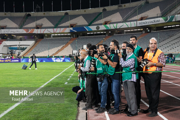 عکاسان رسانه ها برای پوشش تصویری دیدار تیم های فوتبال پرسپولیس تهران و النصر عربستاندر ورزشگاه ازادی تهران حضور دارند