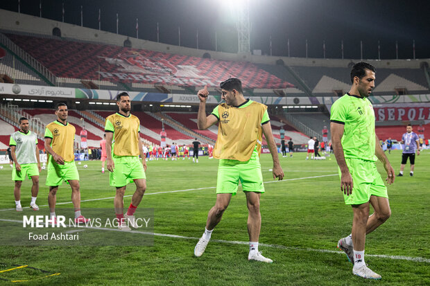 بازیکنان تیم فوتبال پرسپولیس تهران در حال تمرین پیش از دیدار تیم های فوتبال پرسپولیس تهران و النصر عربستان هستند