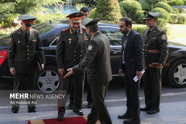 امیر سرتیپ محمد رضا آشتیانی وزیر دفاع ایران در حال استقبال از ارتشبد سرگئی شویگو وزیر دفاع کشور روسیه است