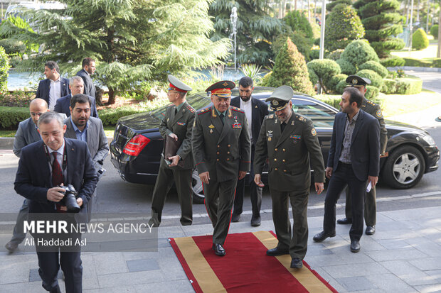 امیر سرتیپ محمد رضا آشتیانی وزیر دفاع ایران در حال استقبال از ارتشبد سرگئی شویگو وزیر دفاع کشور روسیه است