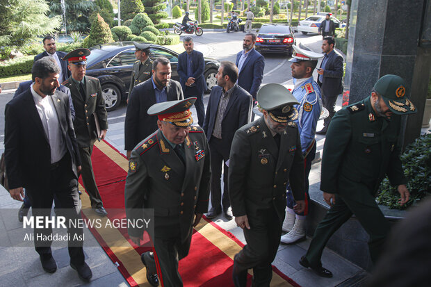 امیر سرتیپ محمد رضا آشتیانی وزیر دفاع ایران در حال استقبال از ارتشبد سرگئی شویگو وزیر دفاع کشور روسیه است