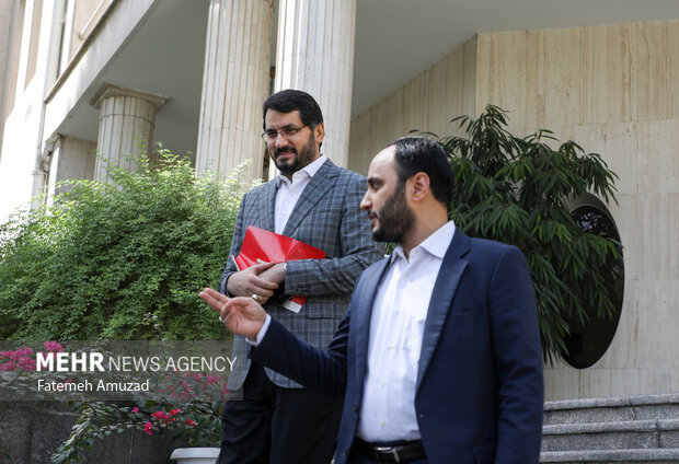 علی بهادری جهرمی سخنگوی دولت و مهرداد بذرپاش وزیر راه و شهرسازی در حاشیه جلسه هیئت دولت حضور دارند