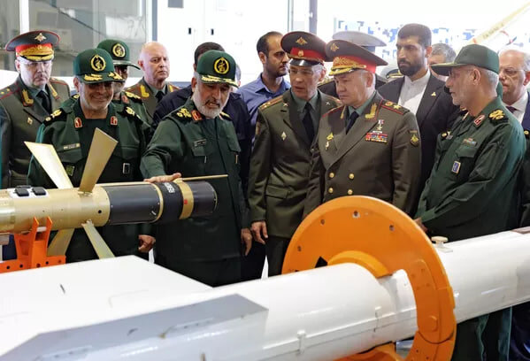 بالصور...وزير الدفاع الروسي يتفقد معرض الصواريخ والمسيرات الإيرانية