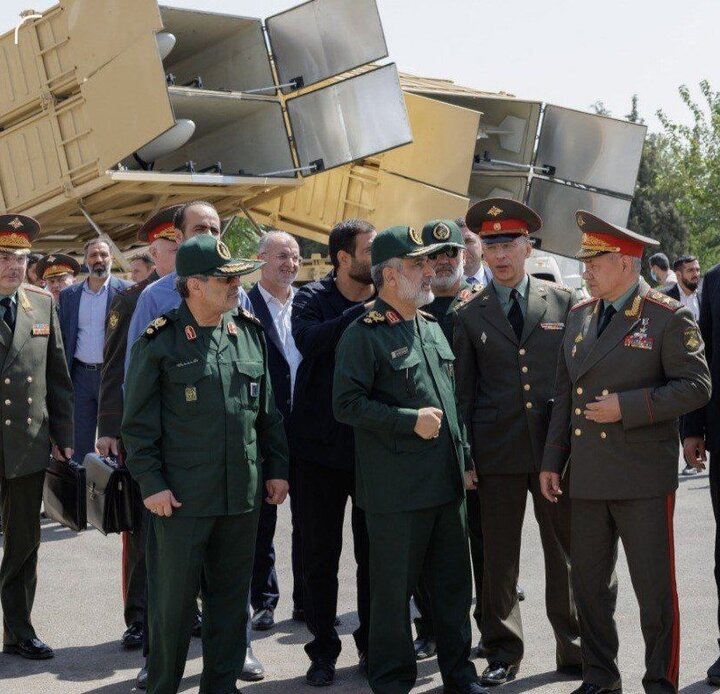 بالصور...وزير الدفاع الروسي يتفقد معرض الصواريخ والمسيرات الإيرانية