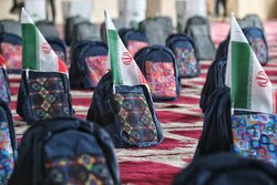 هلال احمر توزیع۱۰۰۰بسته لوازم التحریر برای دانش آموزان راآغاز کرد