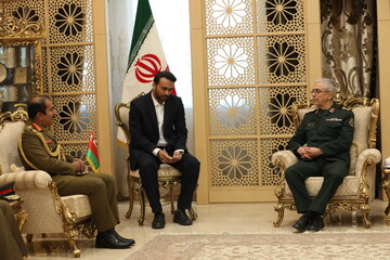 رئيس الأركان العامة الإيراني يستقبل قائد الجيش السلطاني العماني