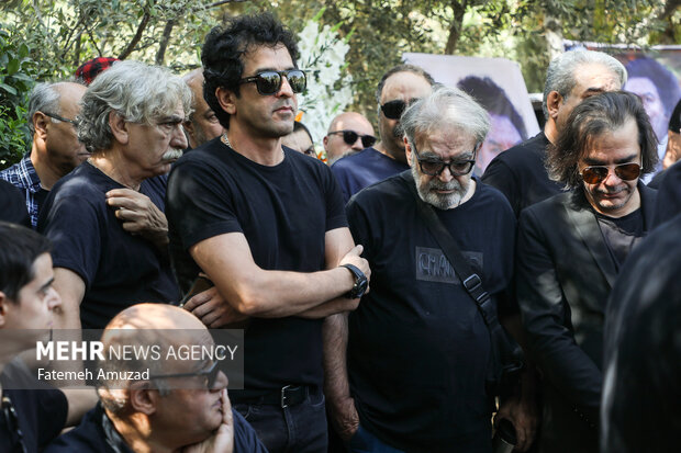 حمید لولایی و مجید یاسر و نادر سلیمانی بازیگران سینما و تلویزیون در مراسم تشییع آرش میراحمدی حضور دارند