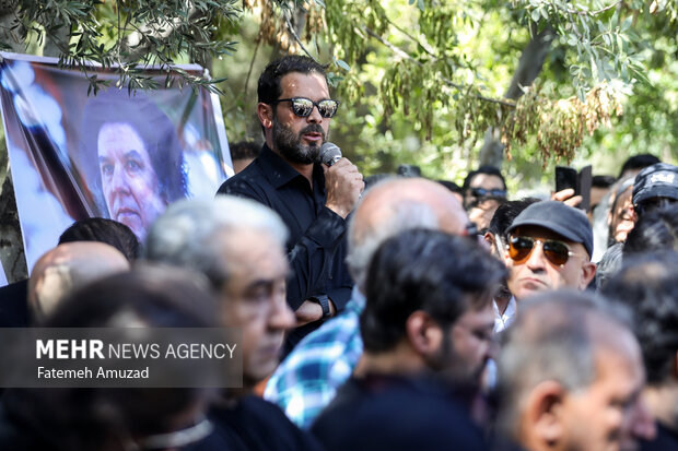 پژمان بازغی بازیگر سینما و تلویزیون در حال سخنرانی در مراسم تشییع آرش میراحمدی است
