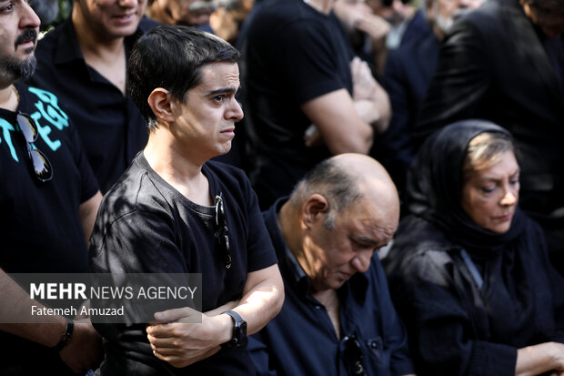 نادر سلیمانی و امیرمحمد متقیان بازیگران تلویزیون در مراسم تشییع آرش میراحمدی حضور دارند