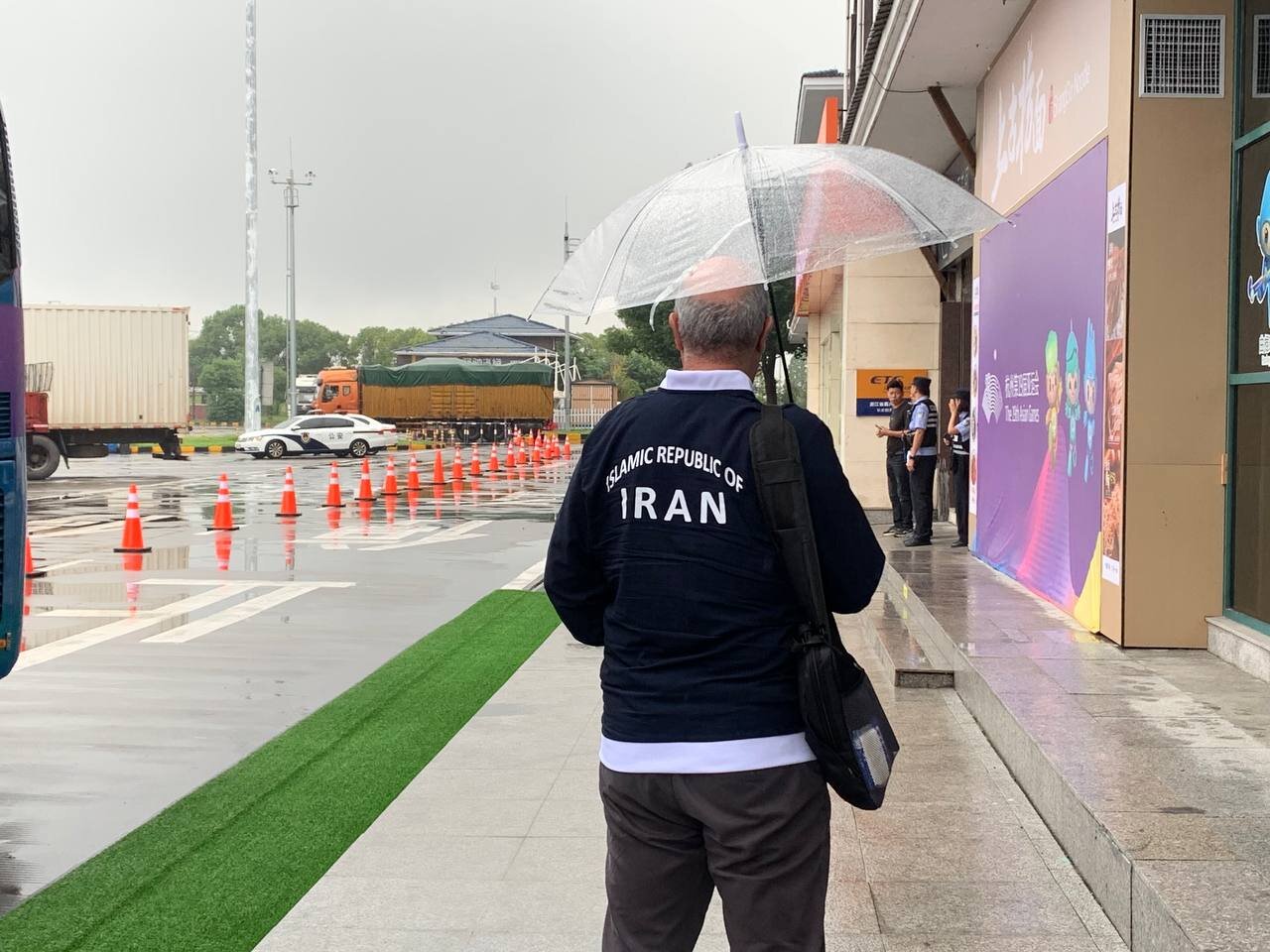 سفر زمینی ایرانیها زیر باران و از کنار آتش