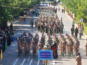 رژه نیروهای مسلح همزمان با آغاز هفته دفاع مقدس در بجنورد برگزارشد