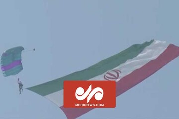 اهتزاز پرچم ایران توسط چترباز در رژه نیروهای مسلح در بندرعباس