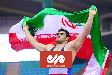 دور افتخار امین میرزازاده با پرچم مقدس ایران پس از کسب مدال طلا
