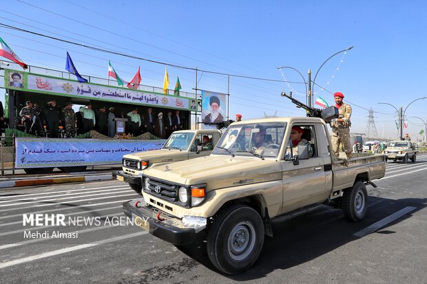 رژه خودرویی یگان های مسلح در سمنان 