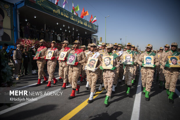 Iranians commemorate National Army Day