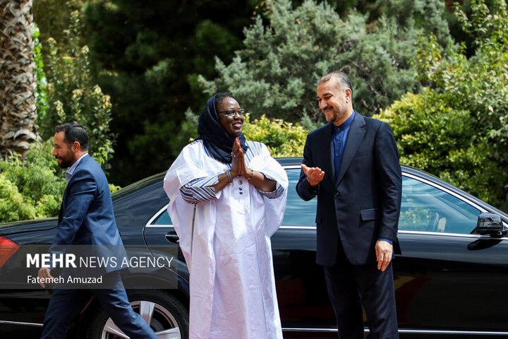 حسین امیر عبداللهیان وزیر امور خارجه ایران در حال استقبال از اولویا روآمبا، وزیر امور خارجه بورکینافاسو در محل دیدار وزرای خارجه بورکینافاسو و ایران است