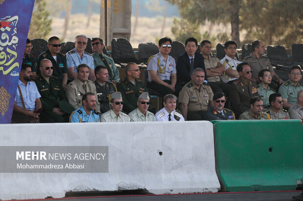 مهمانان خارجی و وابستگان نظامی کشورهای مختلف در مراسم رژه نیروهای مسلح در تهران حضور دارند