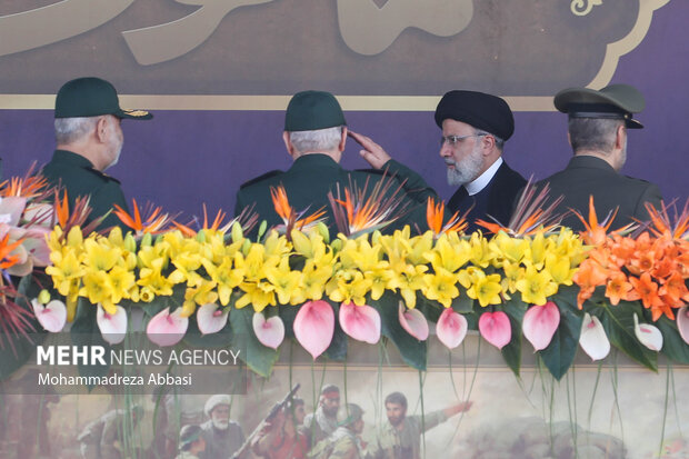حجت الاسلام سید ابراهیم رئیسی رئیس جمهور در حال ورود به محل برگزاری مراسم رژه نیروهای مسلح در تهران است 