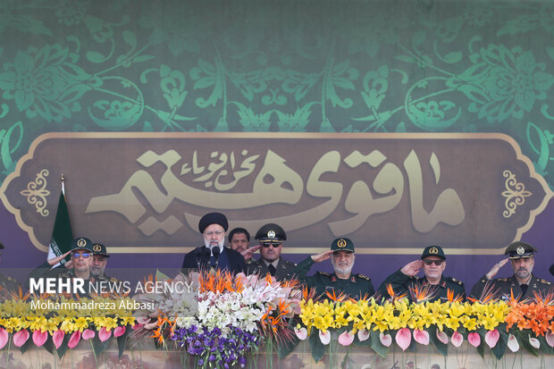 حجت الاسلام سید ابراهیم رئیسی رئیس جمهور در سخنرانی در مراسم رژه نیروهای مسلح در تهرانحضور دارد