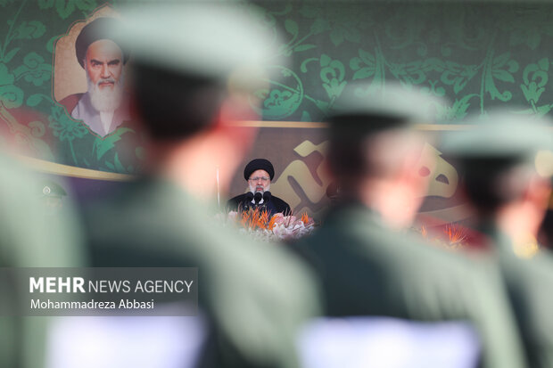 حجت الاسلام سید ابراهیم رئیسی رئیس جمهور در حال سخنرانی در مراسم رژه نیروهای مسلح در تهران است