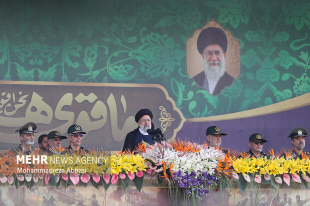 حجت الاسلام سید ابراهیم رئیسی رئیس جمهور در حال سخنرانی در مراسم رژه نیروهای مسلح در تهران است 